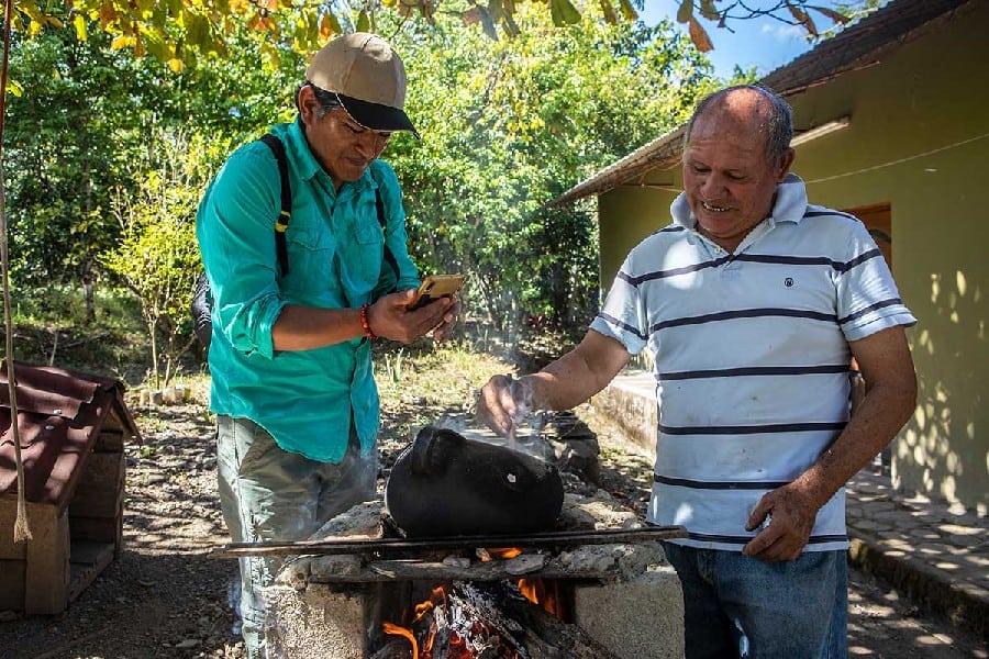 cooking in the garden, Chocolate and Coffee at the traditional Finca Doña Julia