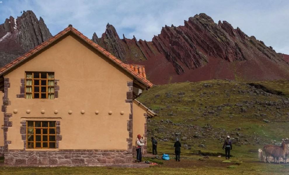 Accomodation with guides and Llama herd in front near the Rainbow Mountain