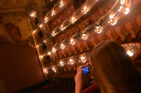 72 Hours in Buenos Aires - A visitor taking shots of the Colon Theater