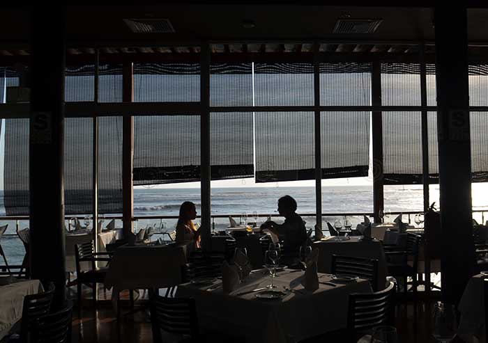 Tips for Lima in 72 Hours, 2 guests at Cala restaurant overlooking the Pacific Ocean