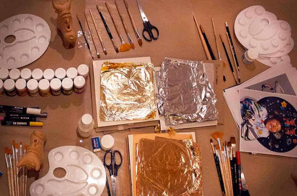 Utensils offered during the art workshop to design your own Pukara bulls in Cusco