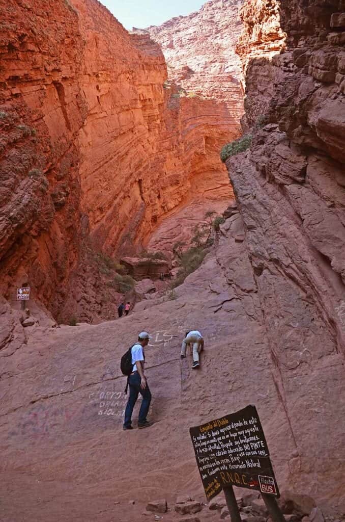 Father & son climbing up to the Devil's Throat in the Shell's Gorge