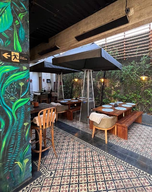 Charming patio with chairs and tables in Maison 1090 Santiago de Chile (Barrio Italia)