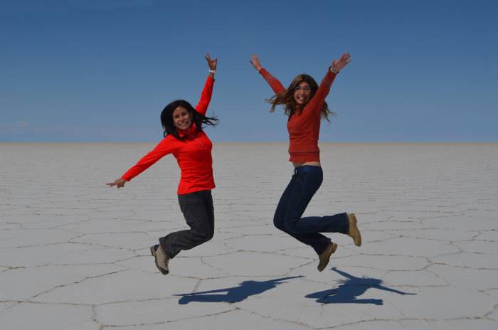 2 women jumping in the salt flats of Uyuni