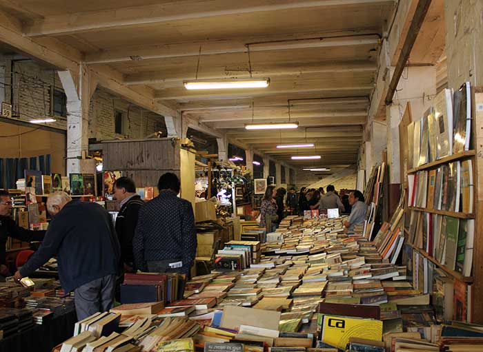 People strolling the flea market at El Persa, Santiago de Chile