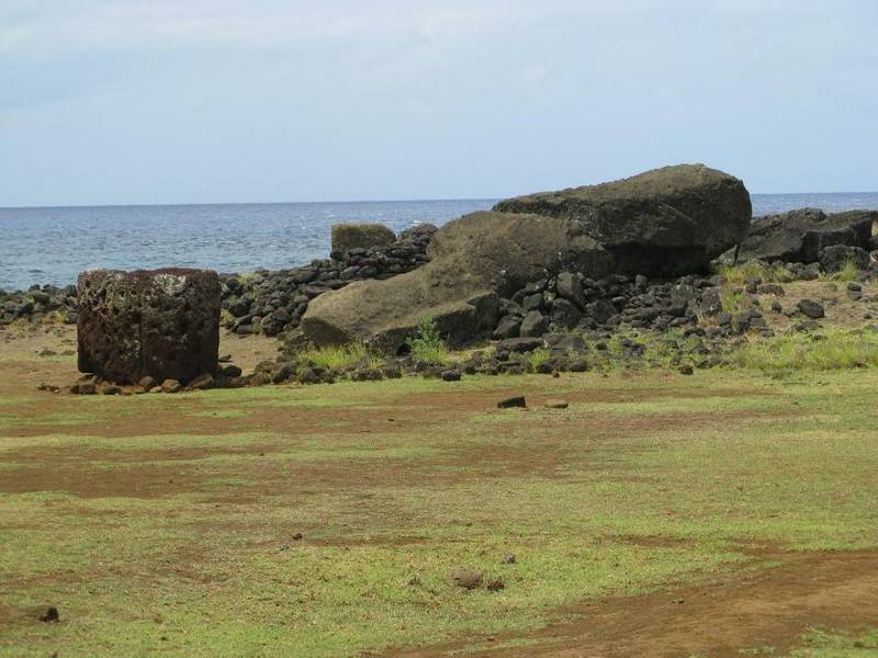 A non restored moai lying face down with  the Bay of La Pérouse as backdrop on Easter Island