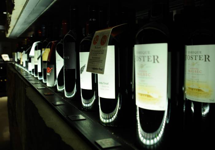 Viele Flaschen Malbec Rotwein werden im Schaufenster eines Geschäfts ausgestellt